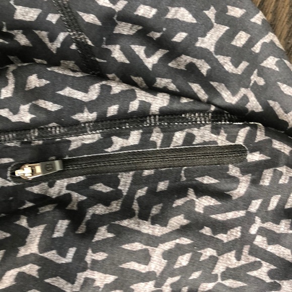 Lululemon leggings size 4 - Picture 5 of 7